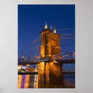 De skyline van Cincinnati, Ohio, USA bij schemerin Poster