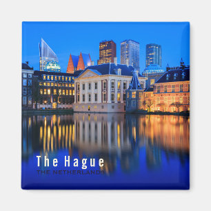 De skyline van Den Haag op blauwe-uurstekstmagneet Magneet