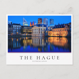 De skyline van Den Haag op het blauwe uur in Neder Briefkaart
