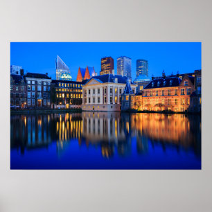 De skyline van Den Haag op het poster van een blau