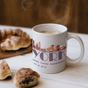 De skyline van New York. Boroughs en coördinaten Koffiemok