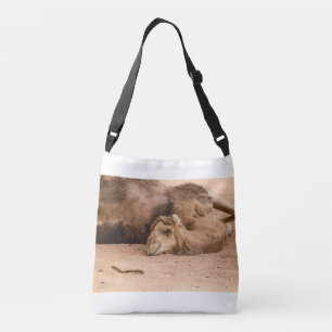 de slapende blik van een dromedaille op crossbody tas