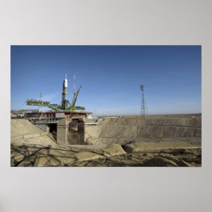 De Soyuz-raket wordt in positie 2 geplaatst Poster