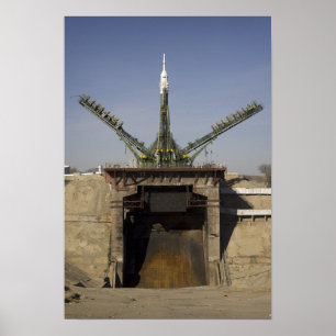 De Soyuz-raket wordt in positie 2 geplaatst Poster