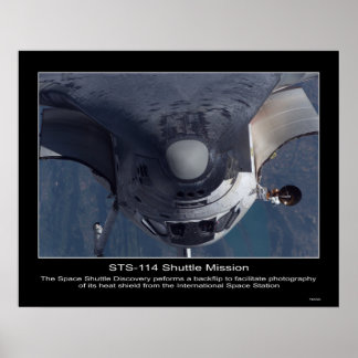 De Space Shuttle Discovery voert een backflip uit Poster