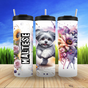 De speelse tuin van de Maltese puppy Thermosbeker
