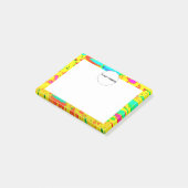 De spetsels van de verf op een gele achtergrond post-it® notes (Schuin)