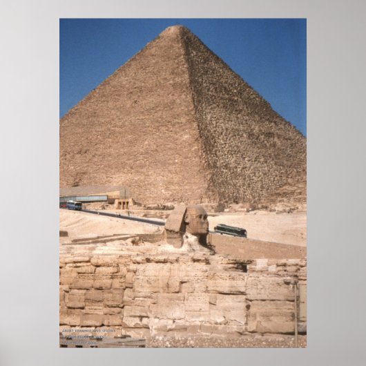 De Sphinx en de Grote Pyramide bij Giza Poster (Voorkant)