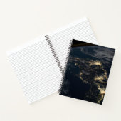 De stad licht 's nachts in Japan. Notitieboek (Binnen)