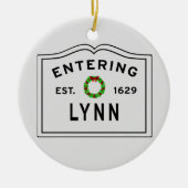 De stad Lynn Holiday Wreath Ceramic Ornament (Voorkant)