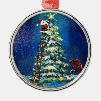De ster komt bovenop metalen ornament