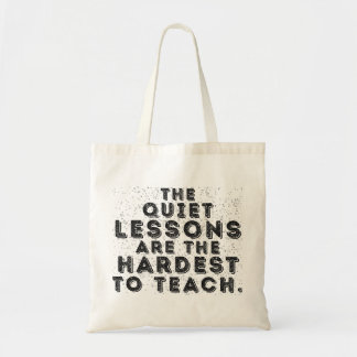 De stille lessen zijn het moeilijkst om te geven tote bag