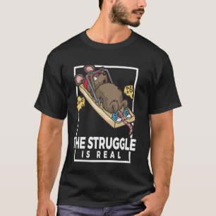 De strijd is echt grappig gym muis muizenval werk t-shirt