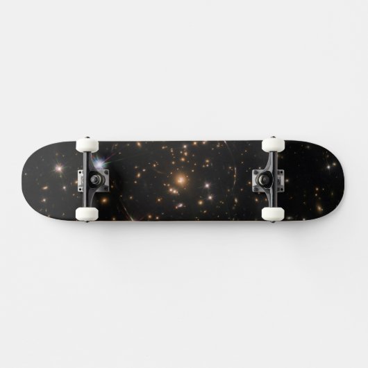 De Sunburst Arc in een enorme sterrenstelsel clust Skateboard (Horizontaal)
