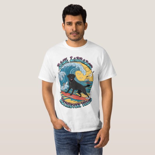 De Surfing Pup Black Labrador Retriever T-shirt (Voorkant volledig)
