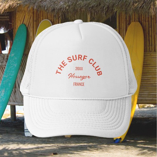 De Surven Club Custom Red Crest Surfers Wit Trucker Pet