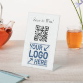 De Table Signe Tabletop Scan to Win QR - entièrement person (In SItu)