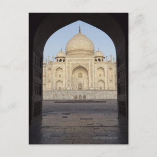 De Taj Mahal die in de deur van de Mehmankhana sta Briefkaart