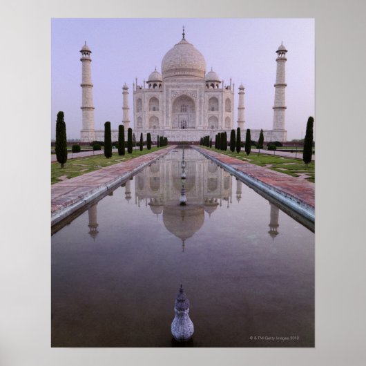de Taj Mahal komt perfect tot uiting in de pool in Poster (Voorkant)