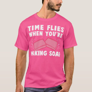 De tijd vliegt als je zeep grappig maakt t-shirt
