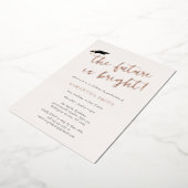 De toekomst is de Bright Gold Script Gradup Cap Folie Uitnodiging (Gedraaid)