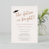 De toekomst is de Bright Gold Script Gradup Cap Folie Uitnodiging (Staand Voorkant)