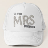 De toekomst Mrs. Bride Faux Pearl Patch Trucker Pet (Voorkant)