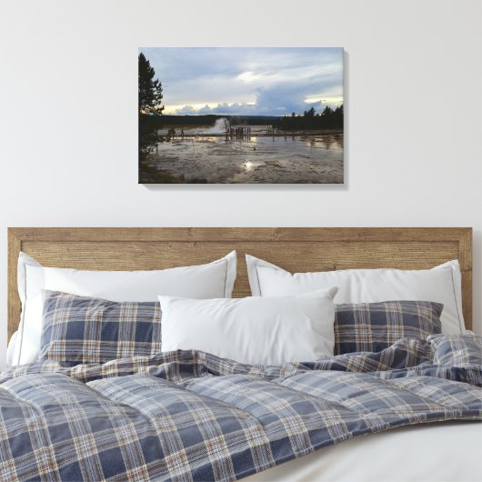 De toeristen bezoeken het benedenbekken van de Gey Canvas Afdruk (Insitu (Slaapkamer))