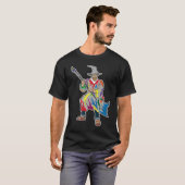 De tovenaar houdt een borstel met kleur t-shirt (Voorkant volledig)