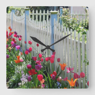 de tulpen tuinieren de witte vierkante klok van de
