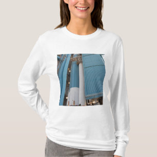 De tweede vaste raketmotor wordt in een loodje gep t-shirt