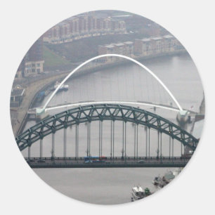 De Tyne Bridge en de Millenniumbrug Ronde Sticker
