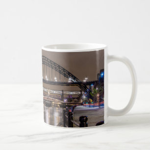 De Tyne Bridge 's nachts Koffiemok