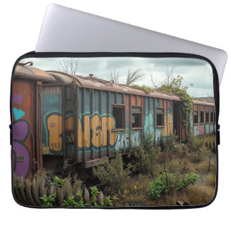 De Vergeten Spoorlijn – Verlaten Graffiti Trein Laptop Sleeve