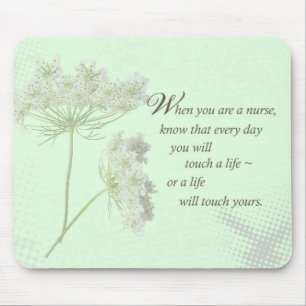 De verpleegster raakt een leven met wilde bloemen  muismat