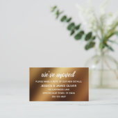 De Visite Carte décontractée Gold Ombre "We've Moved" (Debout devant)