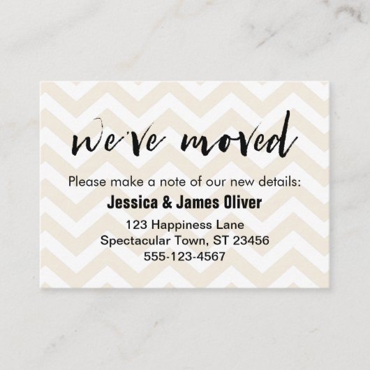 De Visite Carte Soft Beige et Blanc Chevron "We've Moved" (Devant)