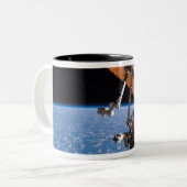 De vleugels van Canadarm2 en zonnepanelen Tweekleurige Koffiemok (Voorkant links)