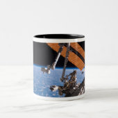 De vleugels van Canadarm2 en zonnepanelen Tweekleurige Koffiemok (Center)