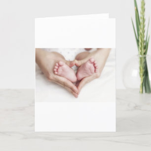 De voeten van het baby in moederhanden kaart