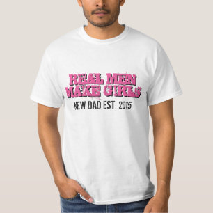 De vrais hommes confectionnent des t-shirts pour l