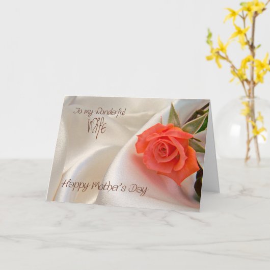 De vrouw, een kaart van het Moederdag met een roze (Gele Bloem)