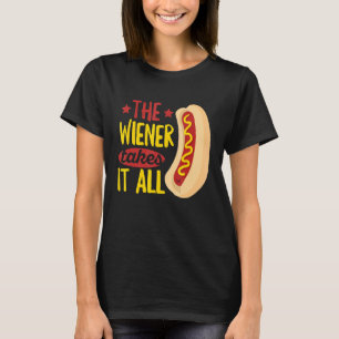 De vrouw neemt het al spun voor een hete hond t-shirt