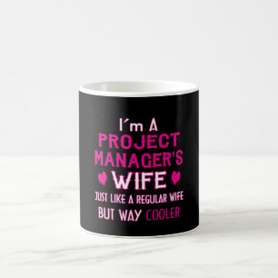 De vrouw van de projectmanager koffiemok