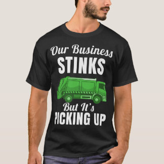 De vuilniswagen brengt onze bedrijfsdruppels naar  t-shirt