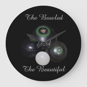 De wandelaar Bowls heeft een mooie grote wandklok. Klok