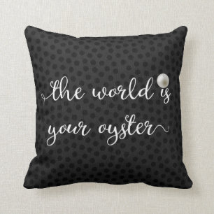 De wereld is jouw Oyster Pearl Black script Kussen