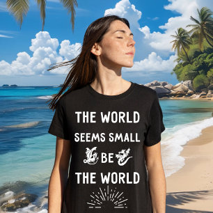 De wereld lijkt klein. Wees de wereld T-shirt