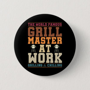 De Wereldberoemde Grillmaster Aan Het Werk Grappig Ronde Button 5,7 Cm