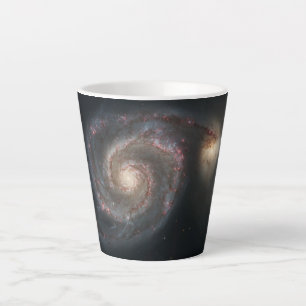 De Whirlpool Galaxy M51 & Companion in de ruimte Latte Mok